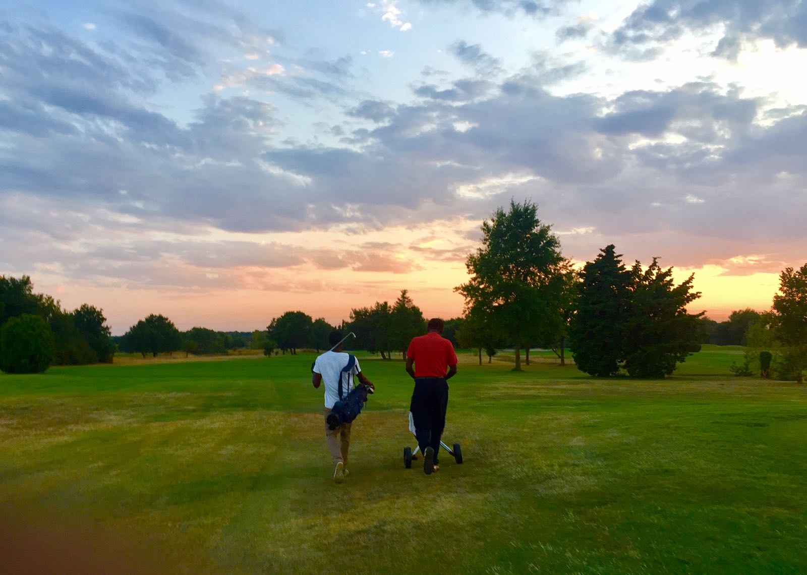 Aziz avec son fils cadet au golf de Seilh (Toulouse), août 2019