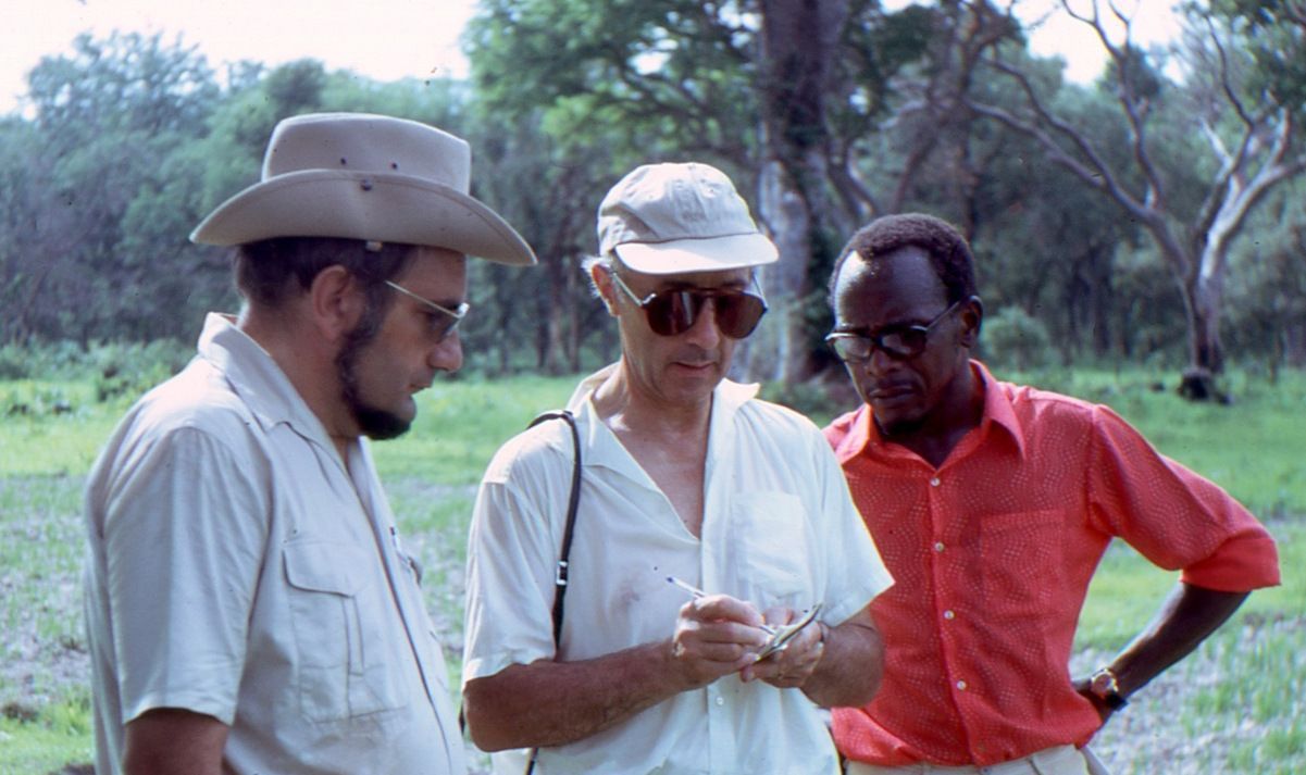 1976   De gauche à droite, Robert Nicou, Y. Dommergues et Sitapha Diatta à Séfa en Casamance